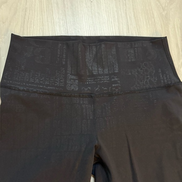 Rare Lululemon Wunder Under High-Rise Crop 23” 20YR Manifesto Foil Black Size 8 - Picture 8 of 9